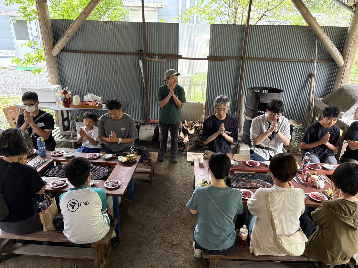 みんなで手を合わせて鹿肉BBQ