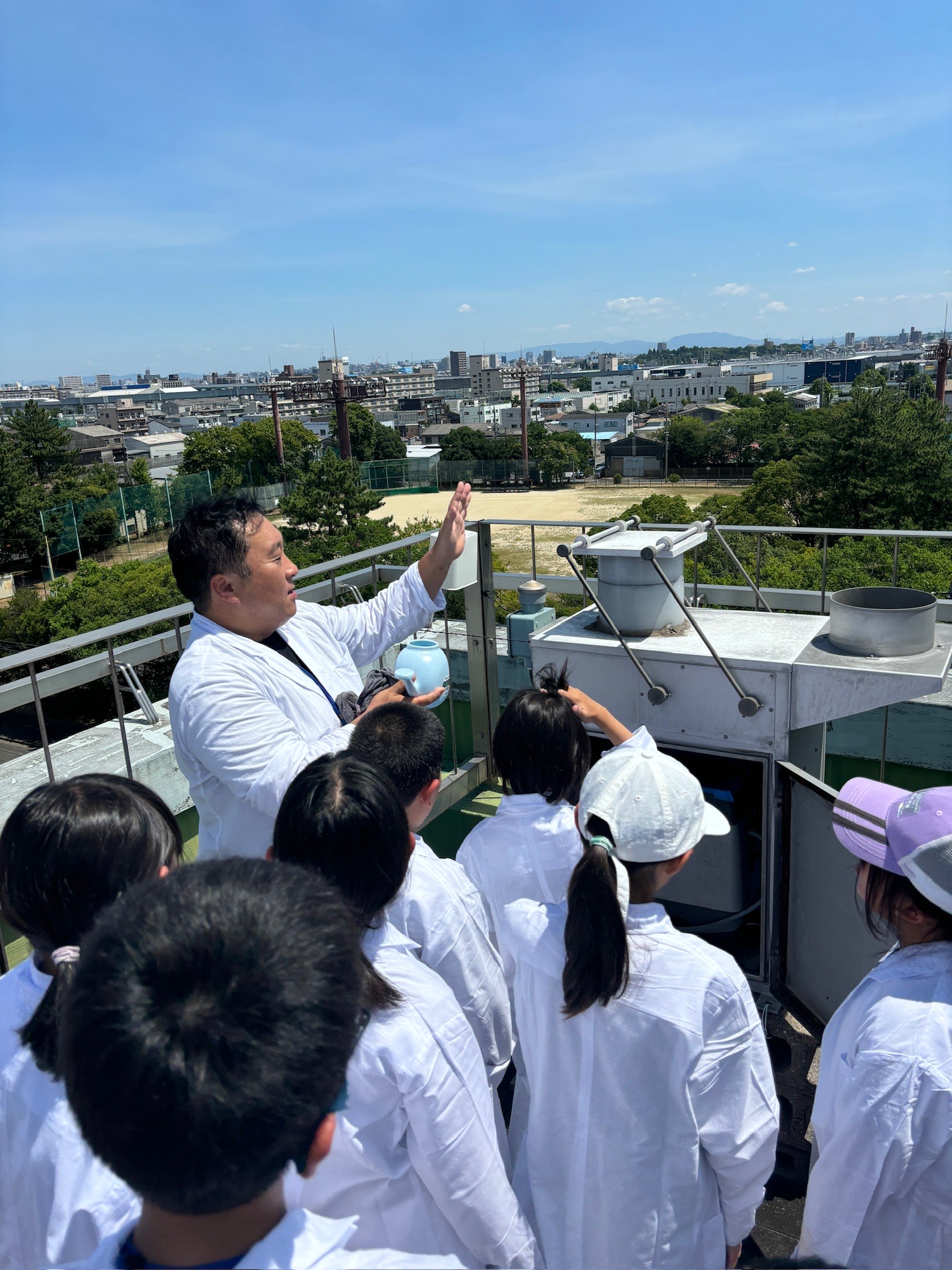 研究員といっしょに施設見学